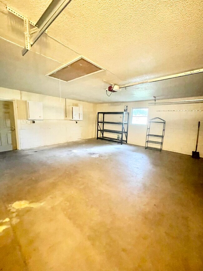 Building Photo - 3025 Briarwood Ln