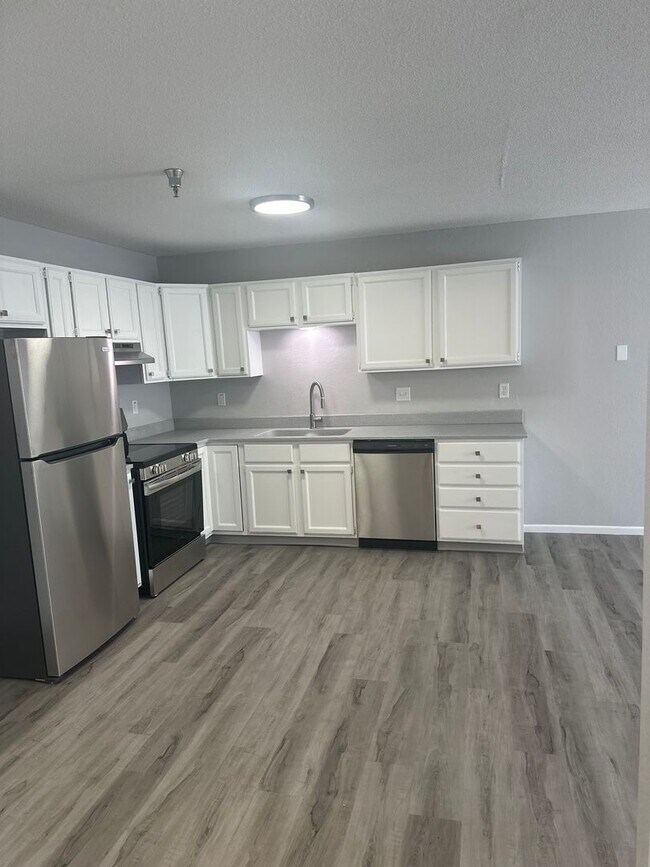 Building Photo - Spacious first floor one bedroom with mode...