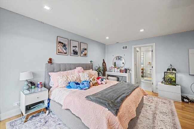 Building Photo - 2076 Valley Lo Ln