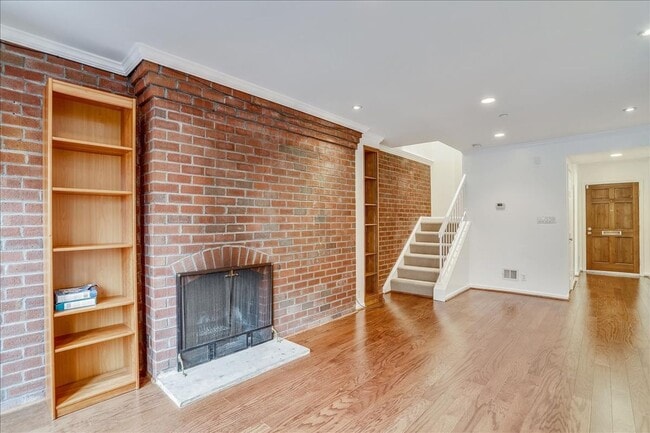 Building Photo - Updated townhome in popular Paper Mill Cou...