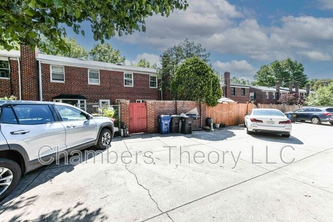 Building Photo - 3016 Mt Vernon Ave