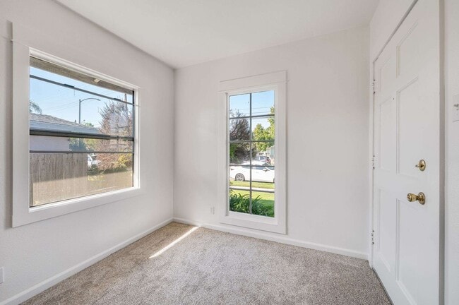 Building Photo - 926 Newport Ave