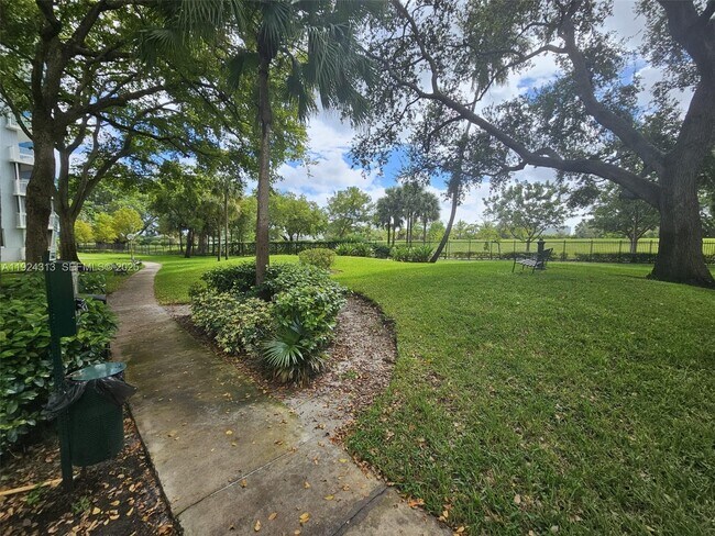 Building Photo - 4200 Hillcrest Dr