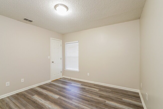 Building Photo - 2835 Southampton Dr