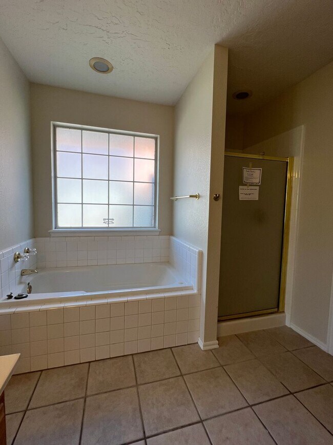 Building Photo - 4010 SE Camelot Dr
