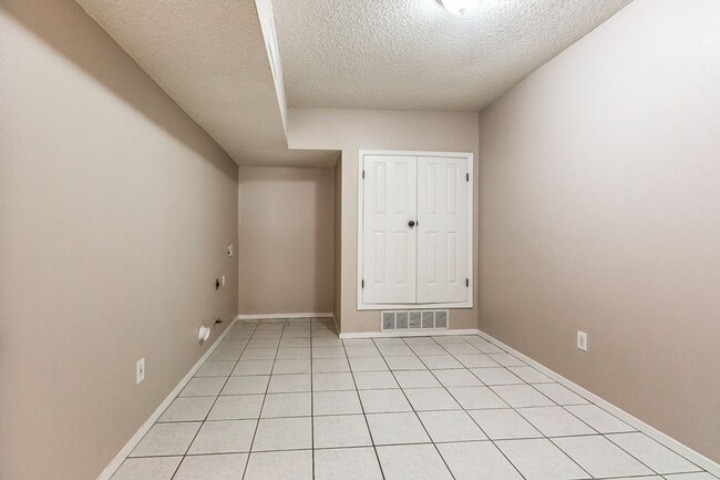 Building Photo - Amazing Tri-Level Westside Rental Home w/ ...