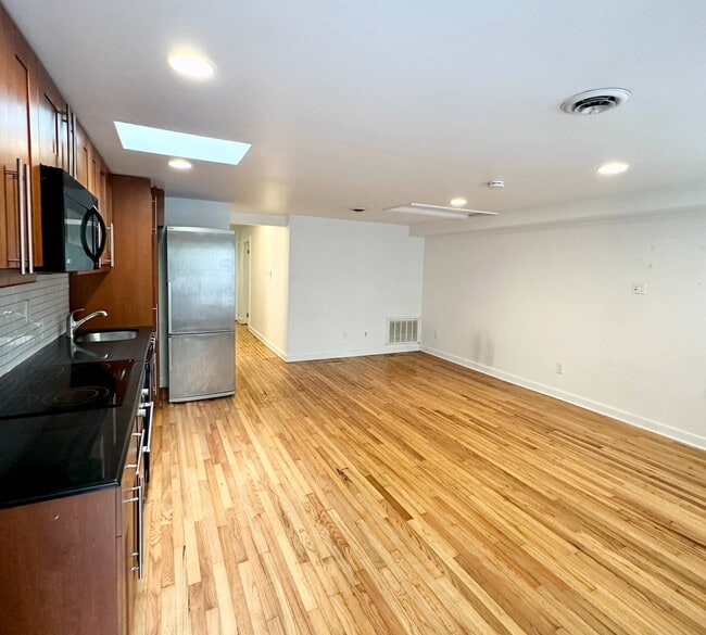 Building Photo - 229 Elm St