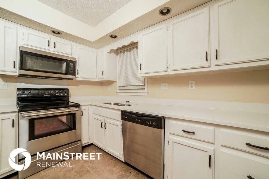 Building Photo - 2834 Lanthorn Dr