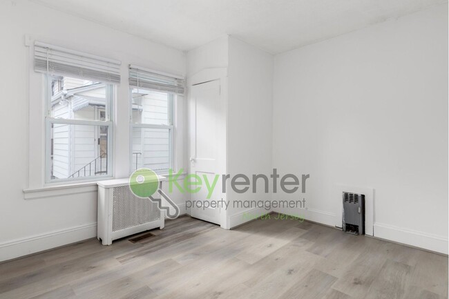 Building Photo - Spacious 3-Bed, 2-Bath First-Floor Unit wi...