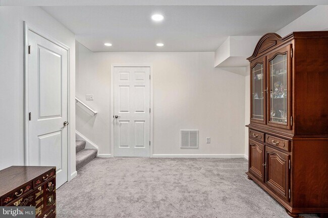 Building Photo - 547 Apricot St
