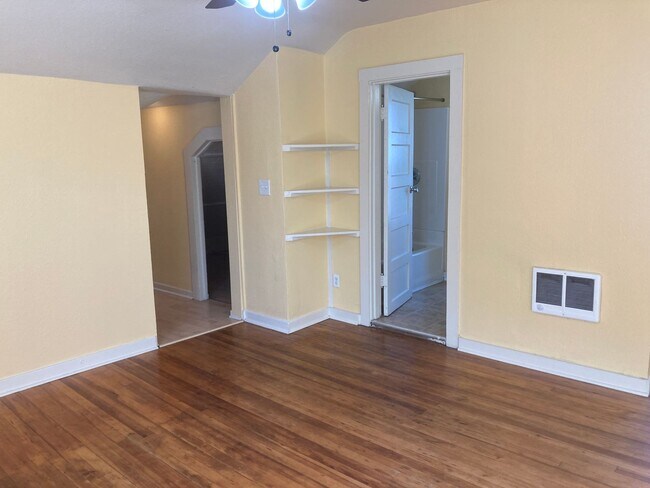 Building Photo - Charming 2nd Level Apartment