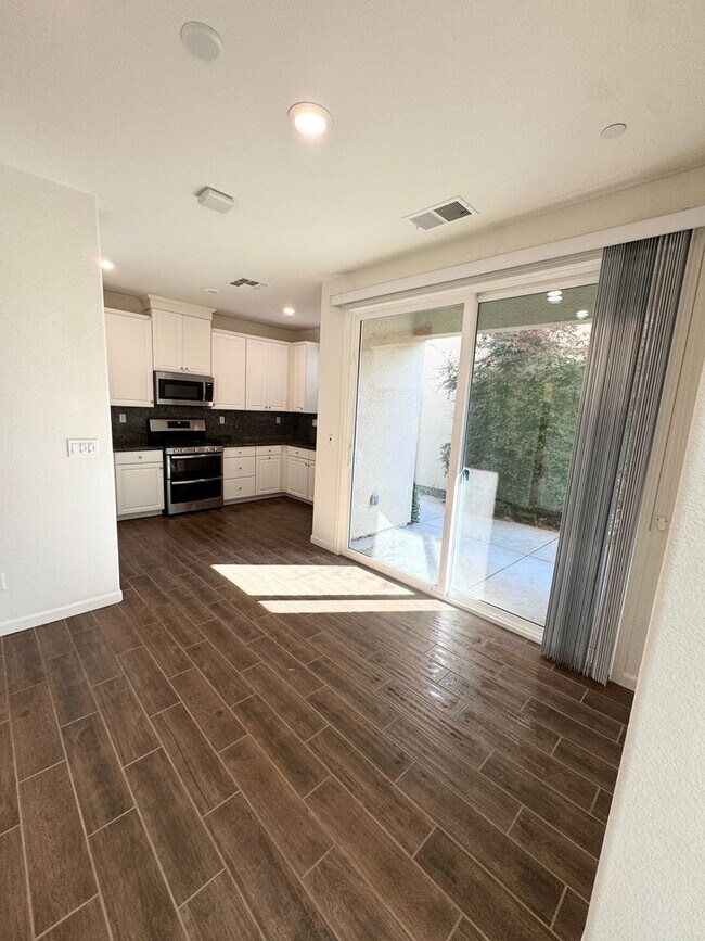 Building Photo - 3 Bed / 2.5 Bath Solar Home with Patio – Roseville – Available Now SEE VIDEO