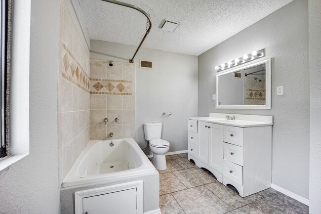 Building Photo - ***Free Month Rent, Low Deposit*** Freshly Updated 3 Bedroom House