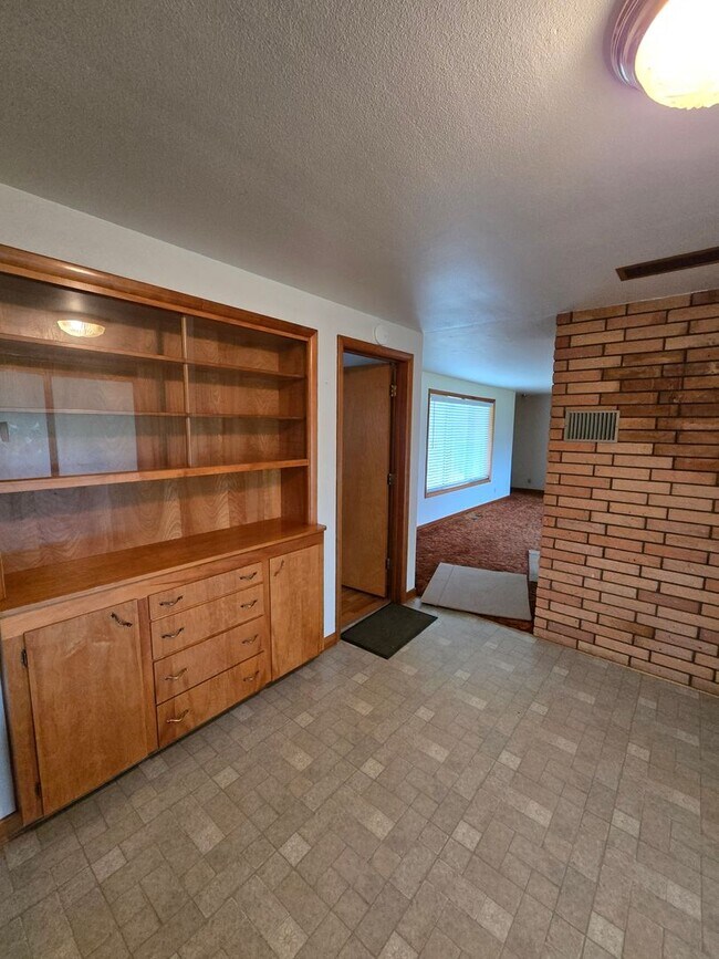 Building Photo - Pet Friendly 3 Bed / 2Bath Home with 2 Gar...