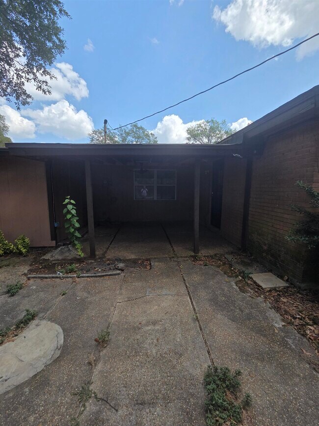 Building Photo - 3347 Clearbrook St