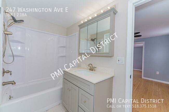 Building Photo - Gorgeous, Completely Remodeled, Spacious, ...