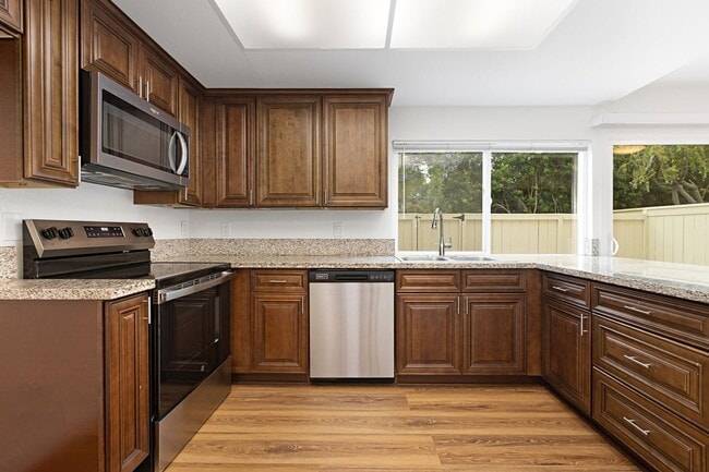 Building Photo - Updated Townhome in El Camino Club Estates!