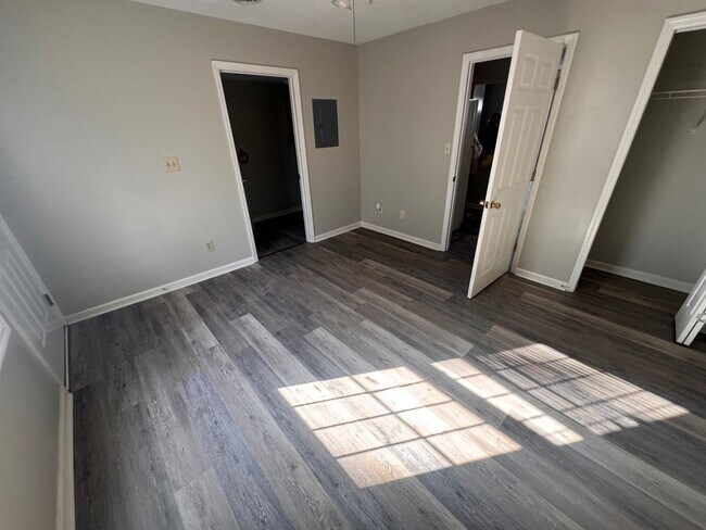 Building Photo - 208 W Watauga Ave