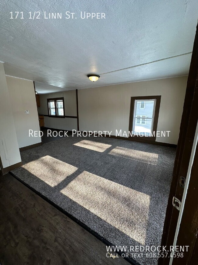 Building Photo - 171 1/2 Linn St. Upper-