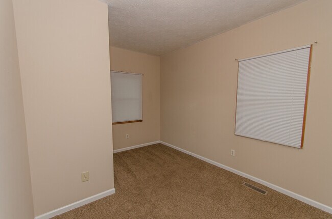 Building Photo - 4 bedroom, 1 bath home: Available July 2026!