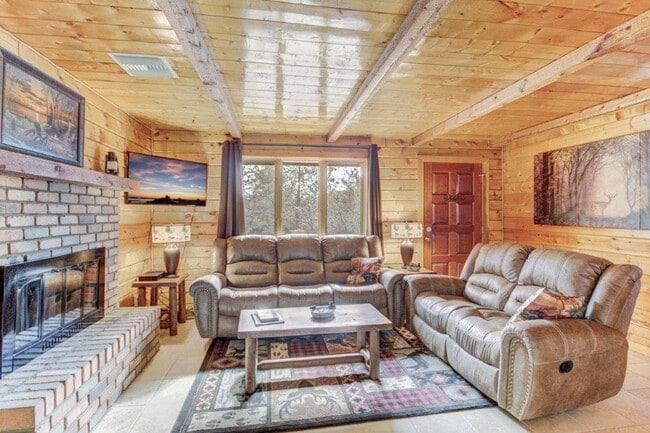 Building Photo - Adorable 2 bed / 1 bath Log Cabin