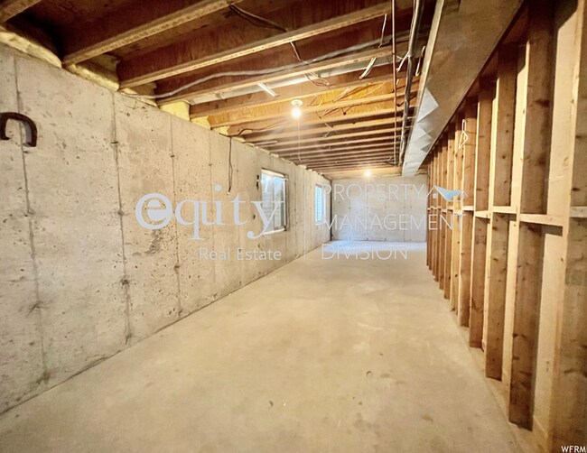 Building Photo - Riverton House