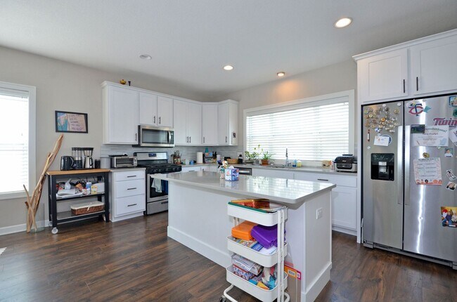 Building Photo - Beautiful 4-Bed 3-Bath Home in Minneapolis - Available 9/10!