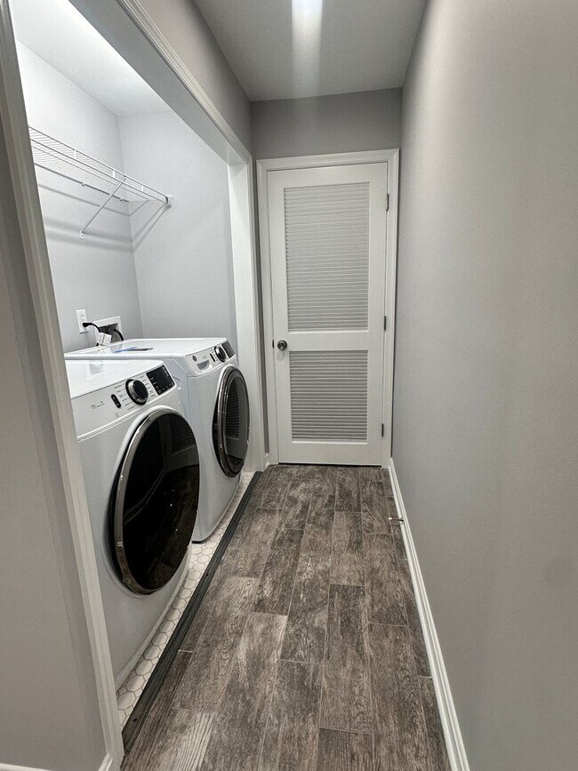 Building Photo - Renovated Kingstowne Townhouse | 3 Beds, 2...