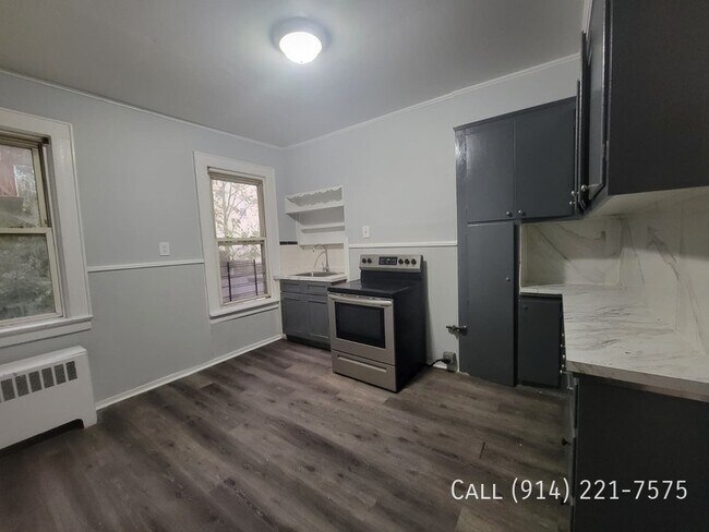 Building Photo - 160 Waverly St