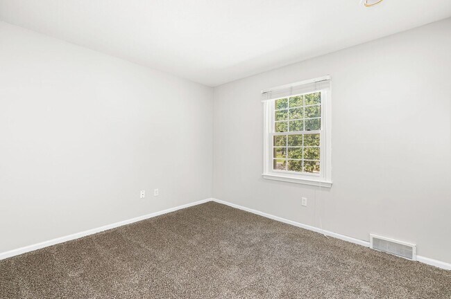 Building Photo - Spacious Overland Park 4 Bedroom Home - Av...
