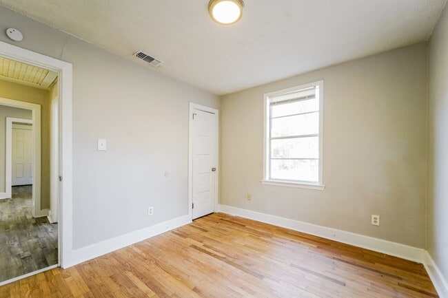 Building Photo - 522 Woodbury Rd
