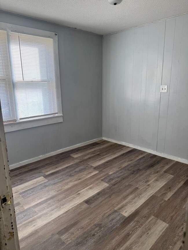 Building Photo - 207 1/2 College Ave - 207 Unit A