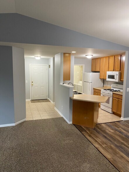 Building Photo - 9816 Wildwood Cir