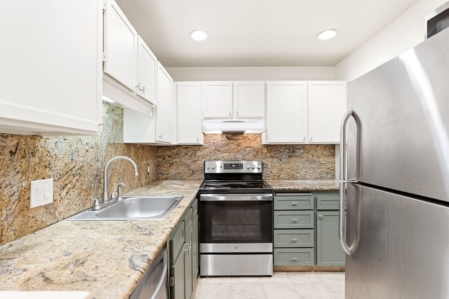 Building Photo - Desirable Lake Oswego Condo 1Bed/1Bath - Mt Park