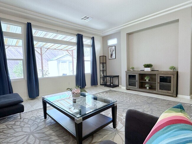 Building Photo - 4Bdrm/2.5bath Single Family Home - Fully Furnished