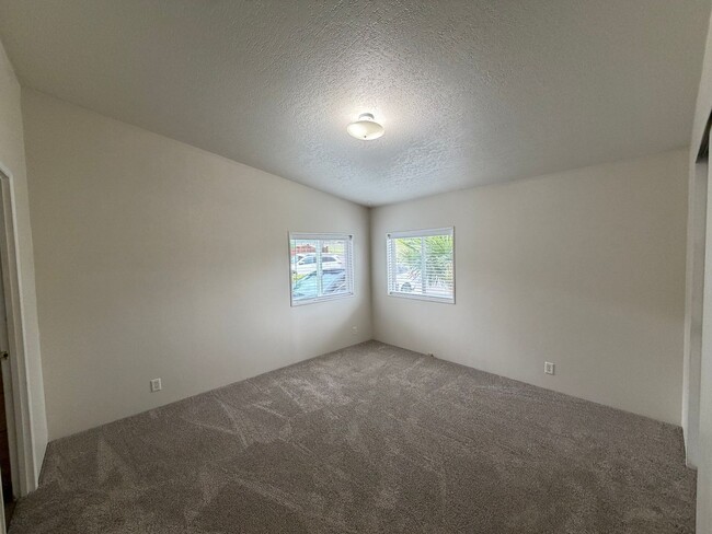 Building Photo - Spacious 3 Bed 2 Bath Springfield Home With Bonus Room and Extra Storage