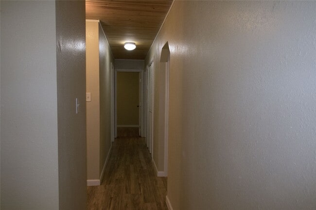 Building Photo - 20 White Oak Dr