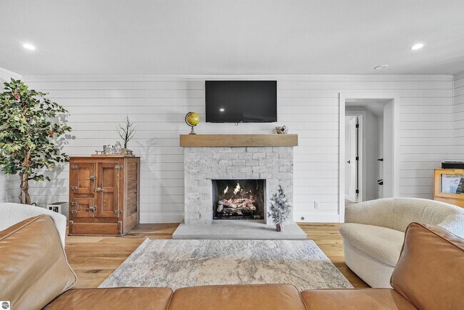 Building Photo - 7320 Peninsula Dr