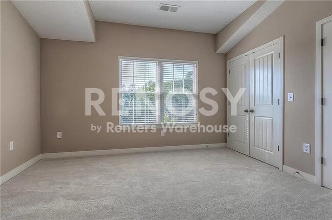 Building Photo - 3 Bedroom / 3.5 Bath Townhouse Near KU MED -  Available in August