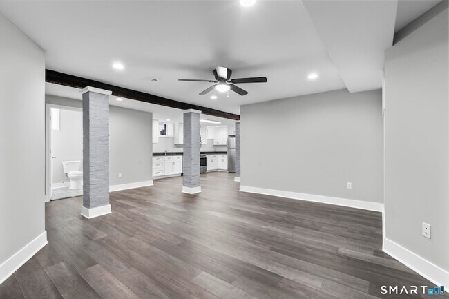 Building Photo - 548 Ferry St