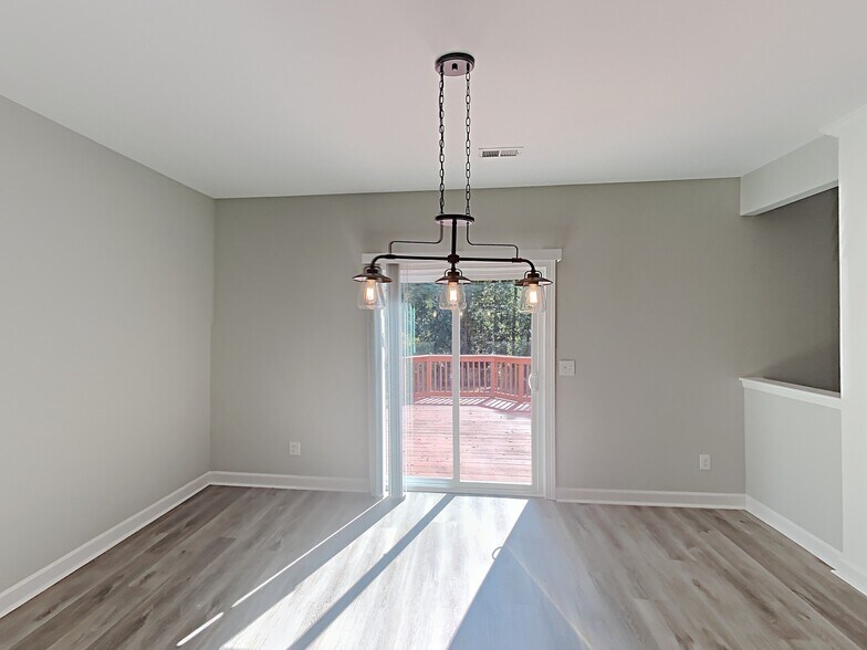 Building Photo - 202 River Hills Dr