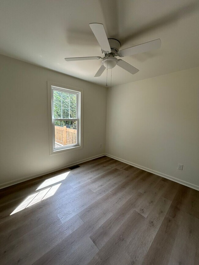 Building Photo - Beautifully Remodeled 4/2