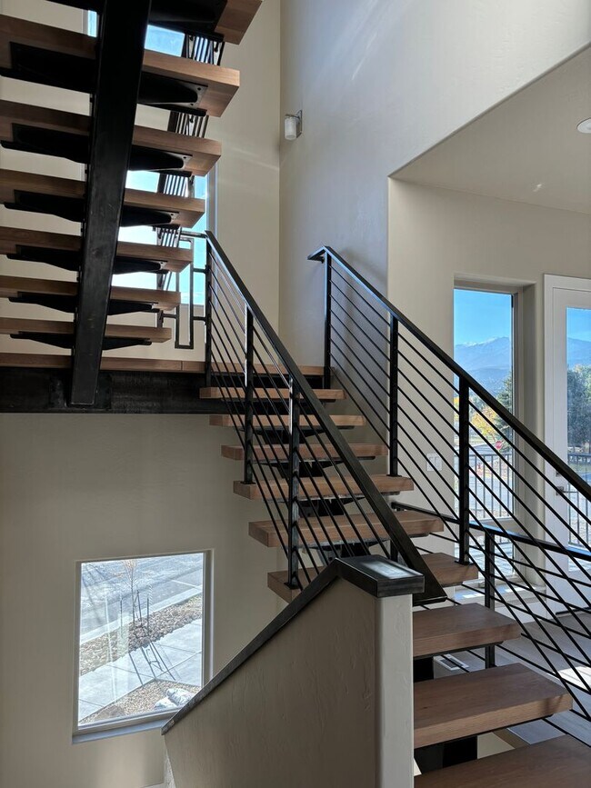 Building Photo - Luxurious Townhome