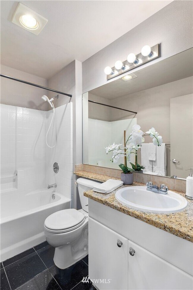 Building Photo - Classic 1bedroom Condo with Elegant Amenit...