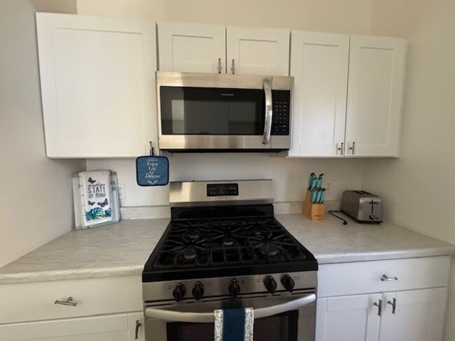 Building Photo - Pool Home with 3Bedrooms +Bonus Room Bullh...