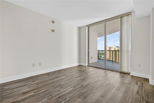 Building Photo - 3000 Oasis Grand Blvd