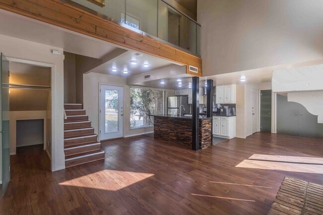 Building Photo - 3901 Knollwood Dr