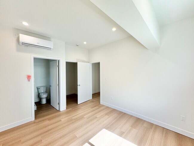 Building Photo - 1135 S Doheny Dr