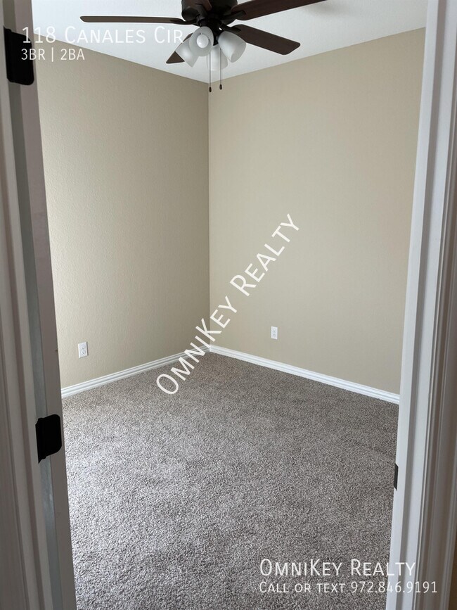 Building Photo - 118 Canales Cir