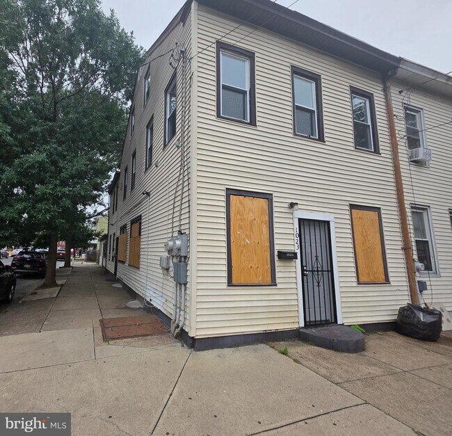 Primary Photo - 1023 Chestnut Ave